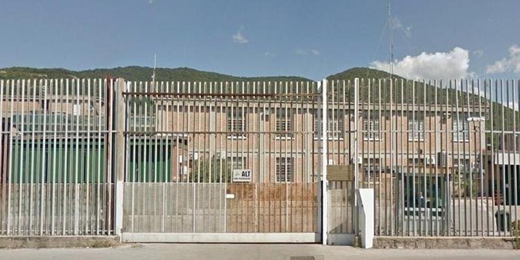 Uomo trovato con pacchi pronti per lanciare all’interno del carcere di Fuorni