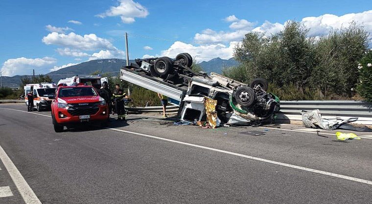 Furgone capovolto tra Serre e Campagna: un morto e due feriti gravi