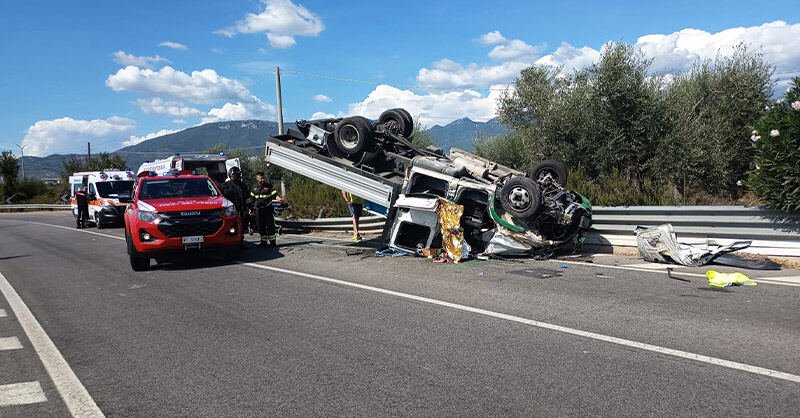 Furgone capovolto tra Serre e Campagna: un morto e due feriti gravi