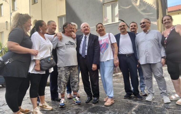 De Luca a Salerno: Fornelle tra rinnovamento e confronto con le residenti