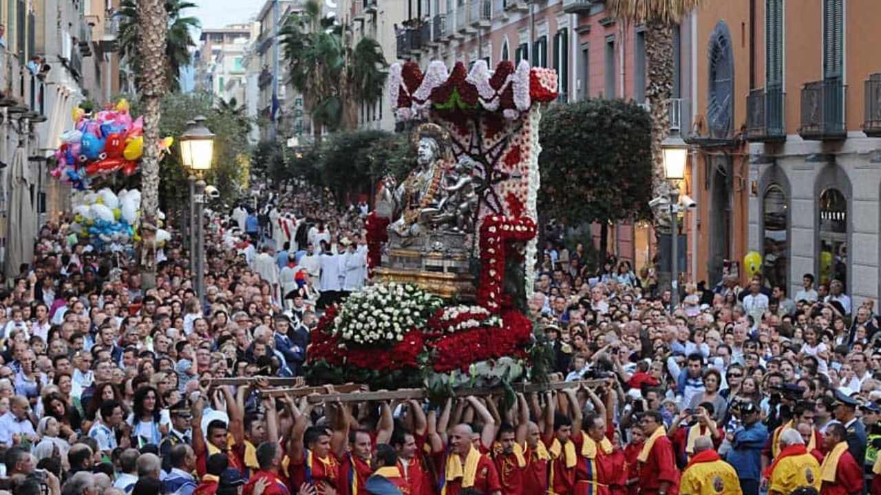 Salerno celebra San Matteo con messa, processione e fuochi a mare