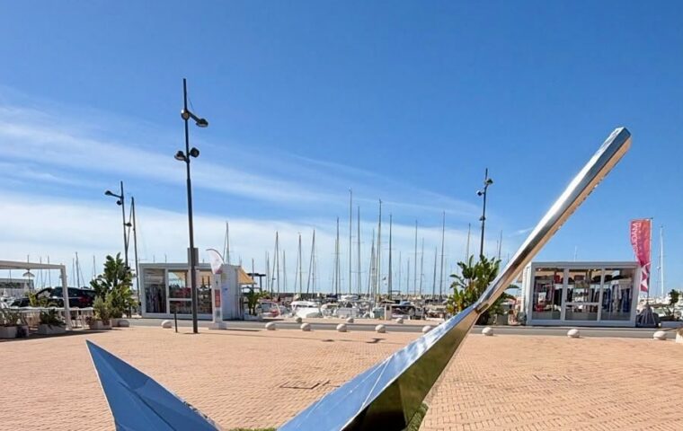 Inaugurata a Marina d’Arechi l’opera “Nel vento (specchio)”