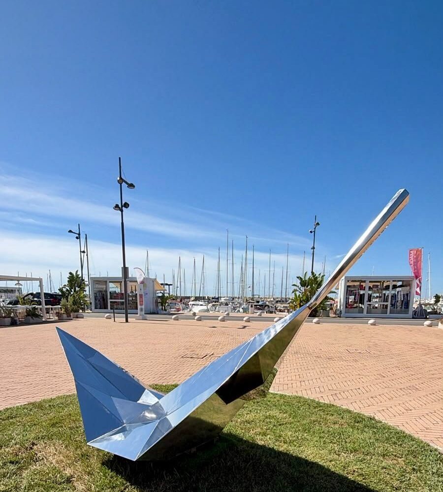 Inaugurata a Marina d’Arechi l’opera “Nel vento (specchio)”