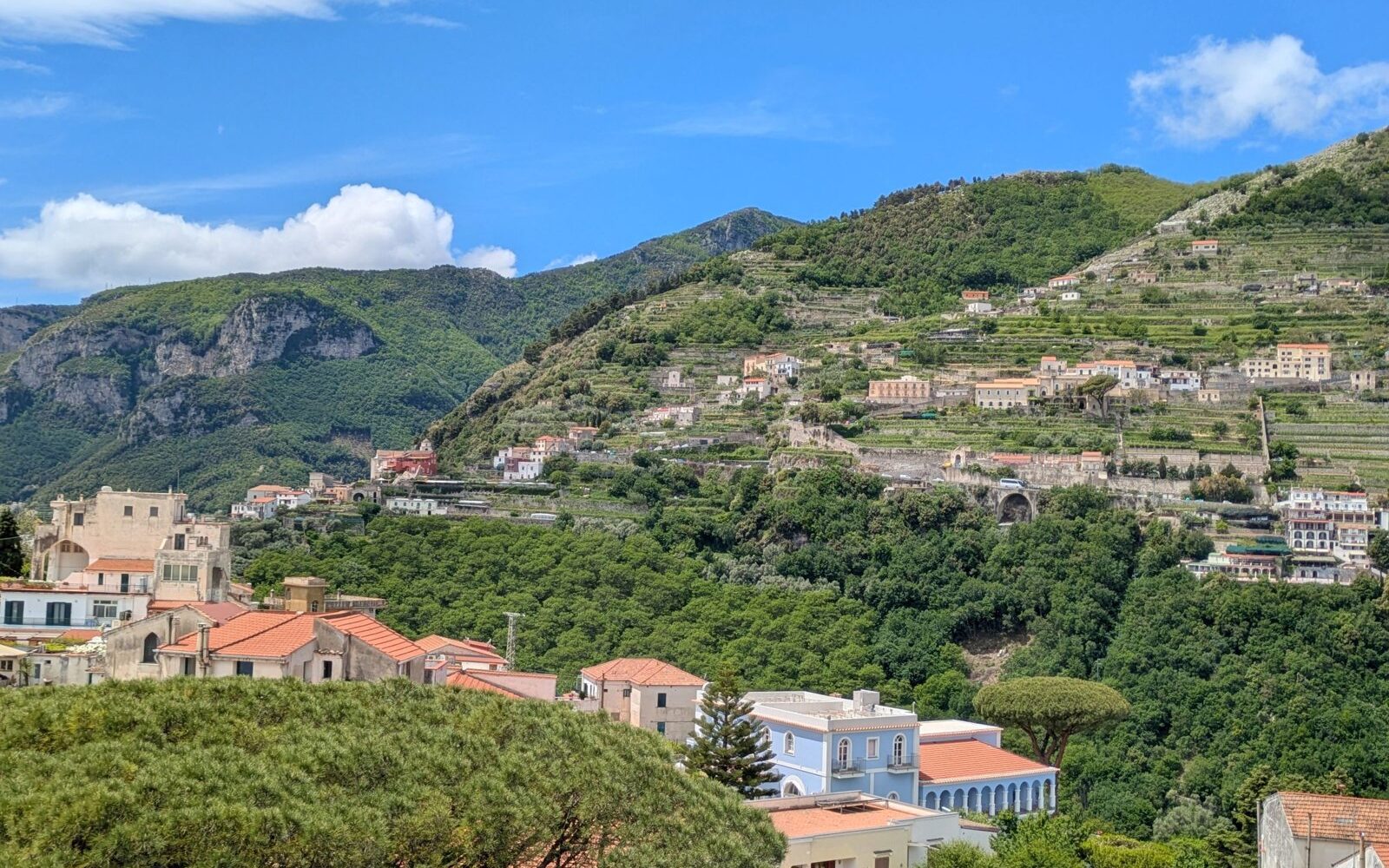 Sequestro di un immobile abusivo a Scala: denunciato il proprietario