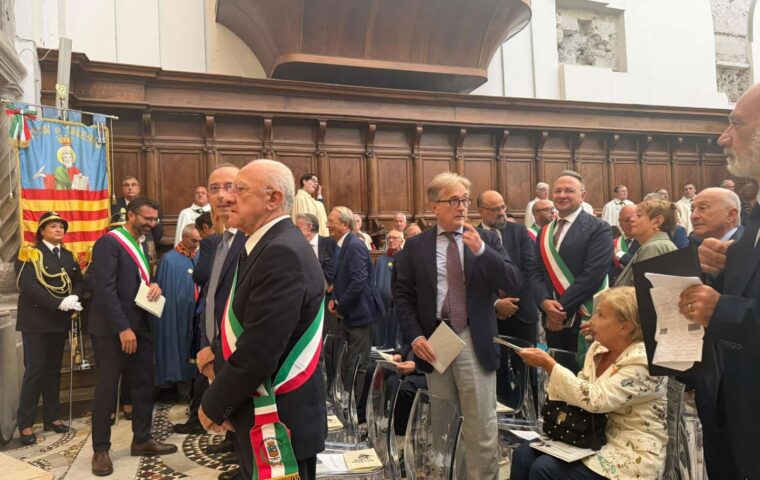 Pontificale a San Matteo, De Luca al centro dell’attenzione