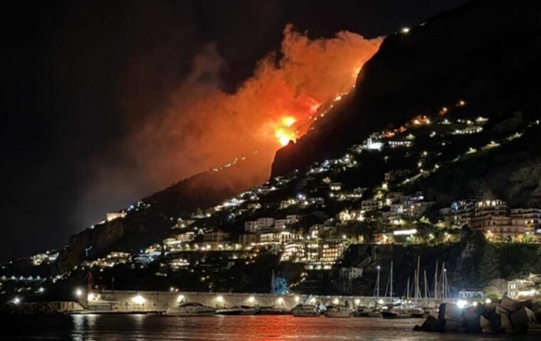 Incendi boschivi tra Amalfi e Positano: la Procura indaga su una possibile regia comune