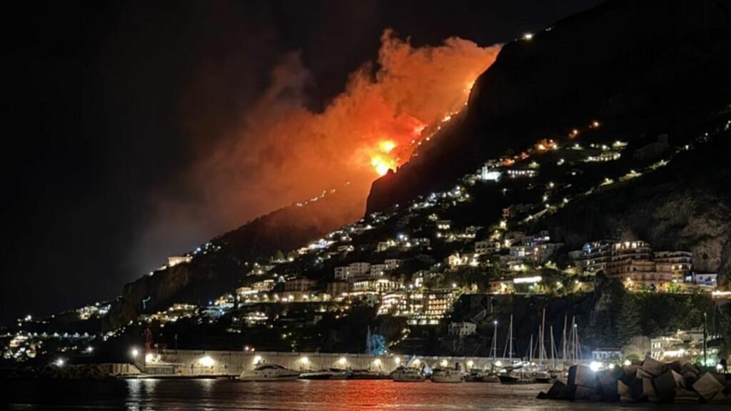 Incendi boschivi tra Amalfi e Positano: la Procura indaga su una possibile regia comune
