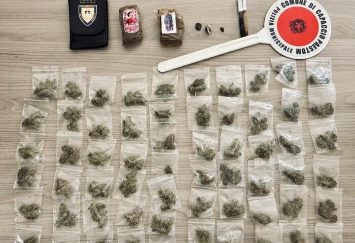 Spacciatore nasconde droga nel bosco a Capaccio, fuga dopo controllo della polizia