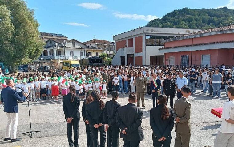Alzabandiera a Castelnuovo Cilento: scuola e Esercito si uniscono