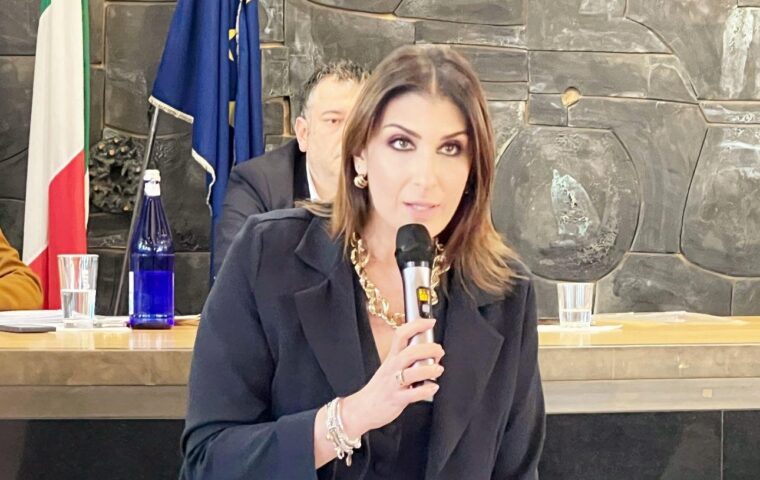 Sindrome della paura, la sindaca Petta si schiera al fianco della giovane aggredita a Salerno