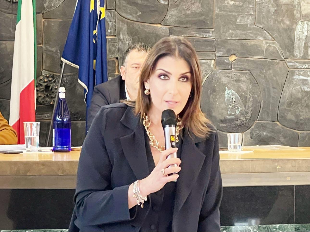 Sindrome della paura, la sindaca Petta si schiera al fianco della giovane aggredita a Salerno