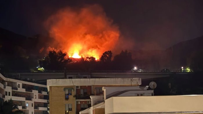 Costiera Amalfitana in emergenza: incendi a Cetara, Maiori e Positano