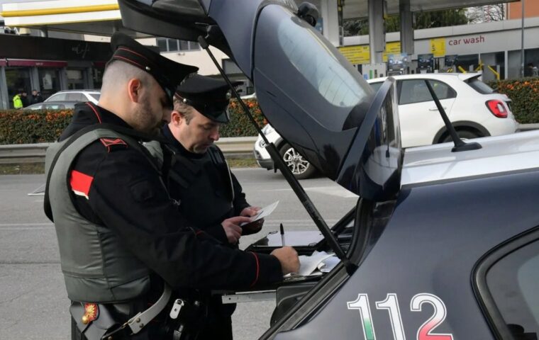 Controlli straordinari a Angri: Carabinieri e Polizia Locale verificano cellulari, cinture e caschi