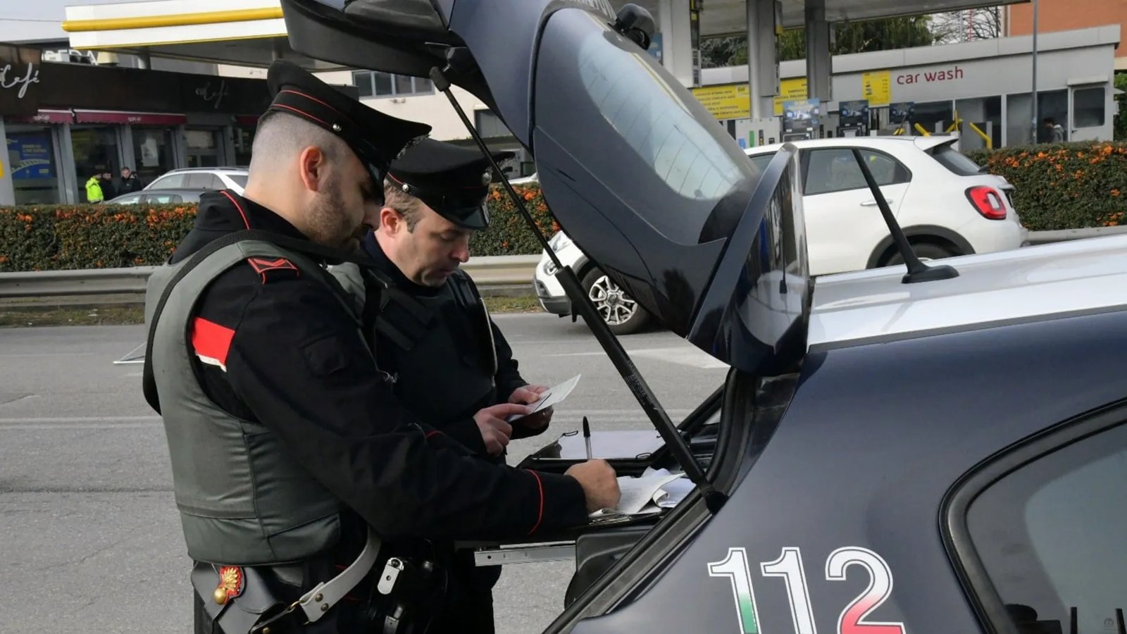 Controlli straordinari a Angri: Carabinieri e Polizia Locale verificano cellulari, cinture e caschi