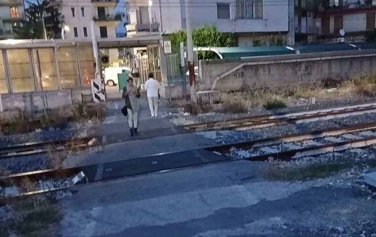 Passaggio a livello di via Marconi a Nocera Inferiore in degrado: dissestato e al buio