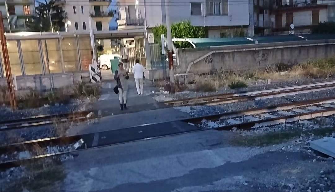 Passaggio a livello di via Marconi a Nocera Inferiore in degrado: dissestato e al buio