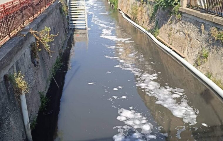 Emergenza ambientale nel Rio Sguazzatoio: schiuma e colorazione anomala, residenti stanchi di polemiche