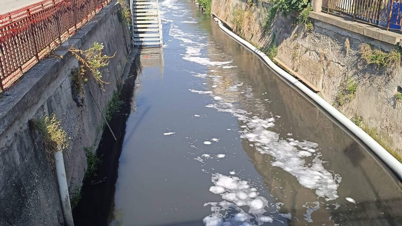 Emergenza ambientale nel Rio Sguazzatoio: schiuma e colorazione anomala, residenti stanchi di polemiche