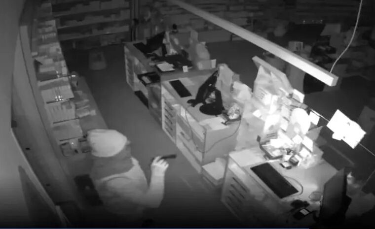 Raid notturni a Nocera Inferiore: farmacia colpita, danneggiate telecamere di agenzia