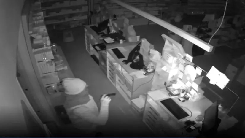 Raid notturni a Nocera Inferiore: farmacia colpita, danneggiate telecamere di agenzia