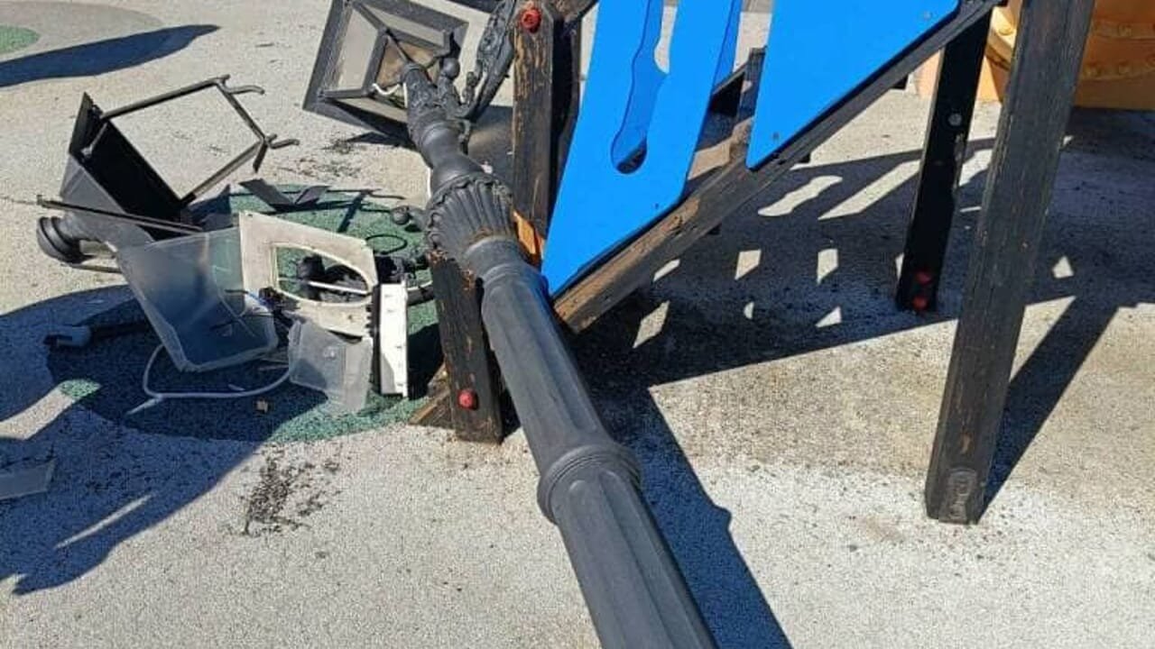 Lampione crolla in area giochi ad Amalfi, paura tra bambini e genitori