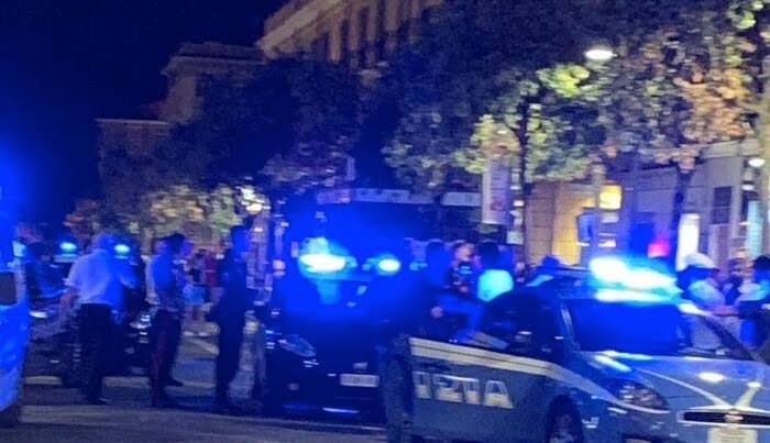 Rissa tra giovani in centro Salerno, coinvolti minorenni e una quindicina di persone