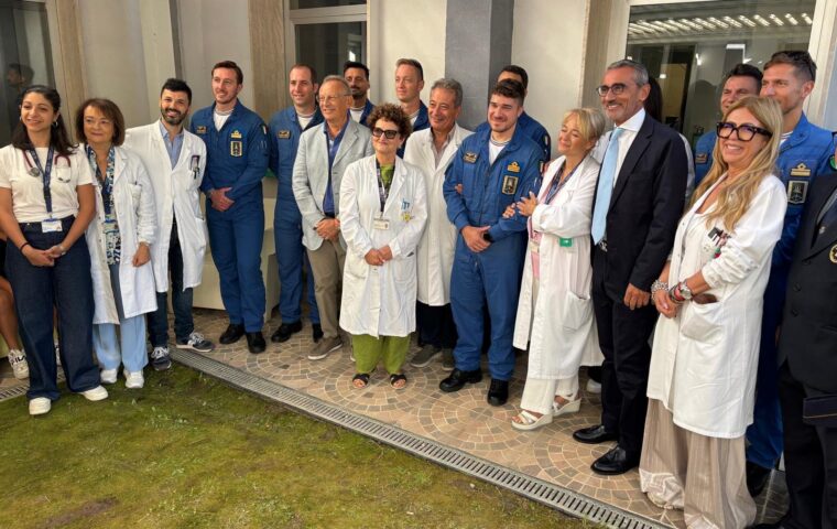 Le Frecce Tricolori visitano i piccoli pazienti del Ruggi a Salerno