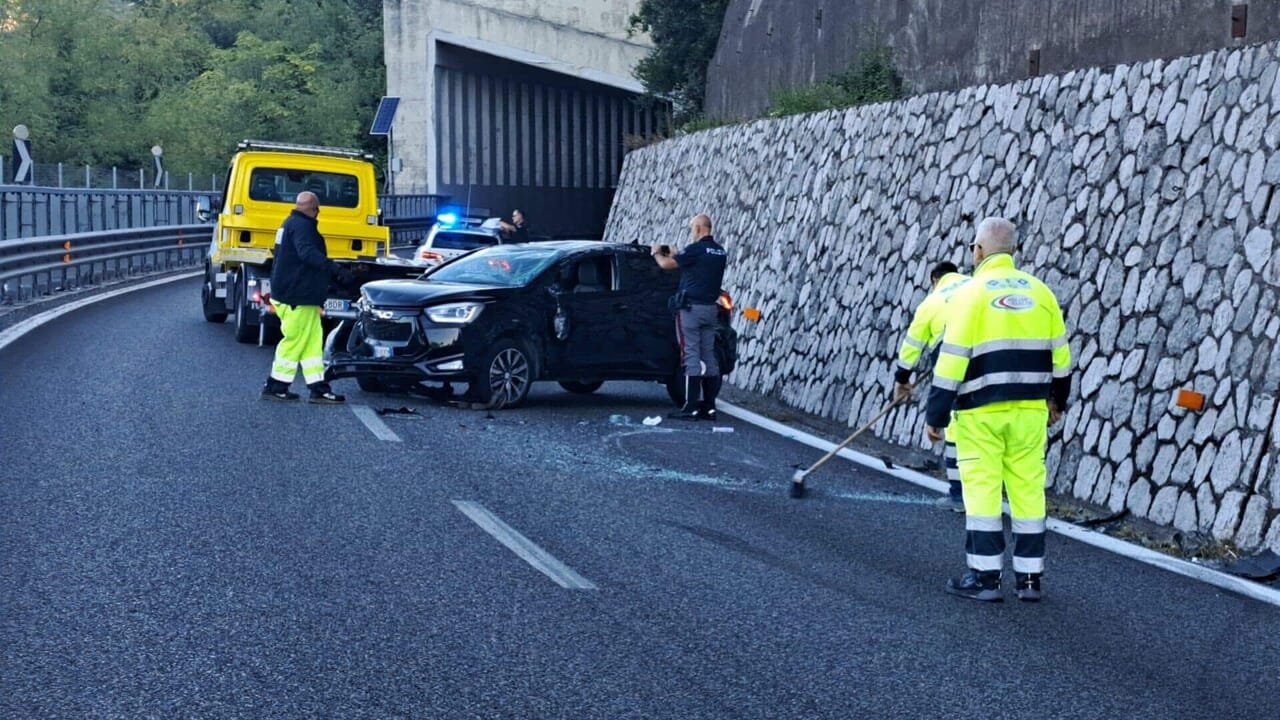 Incidente sull’A3: auto si ribalta in direzione Cava de’ Tirreni, soccorsi in corso