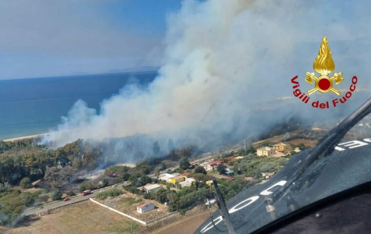 Incendio a Campolongo, le squadre dei vigili del fuoco combattono le fiamme