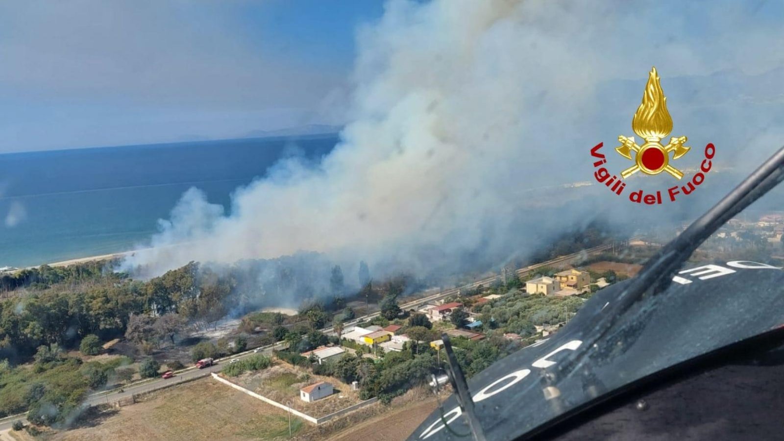 Incendio a Campolongo, le squadre dei vigili del fuoco combattono le fiamme