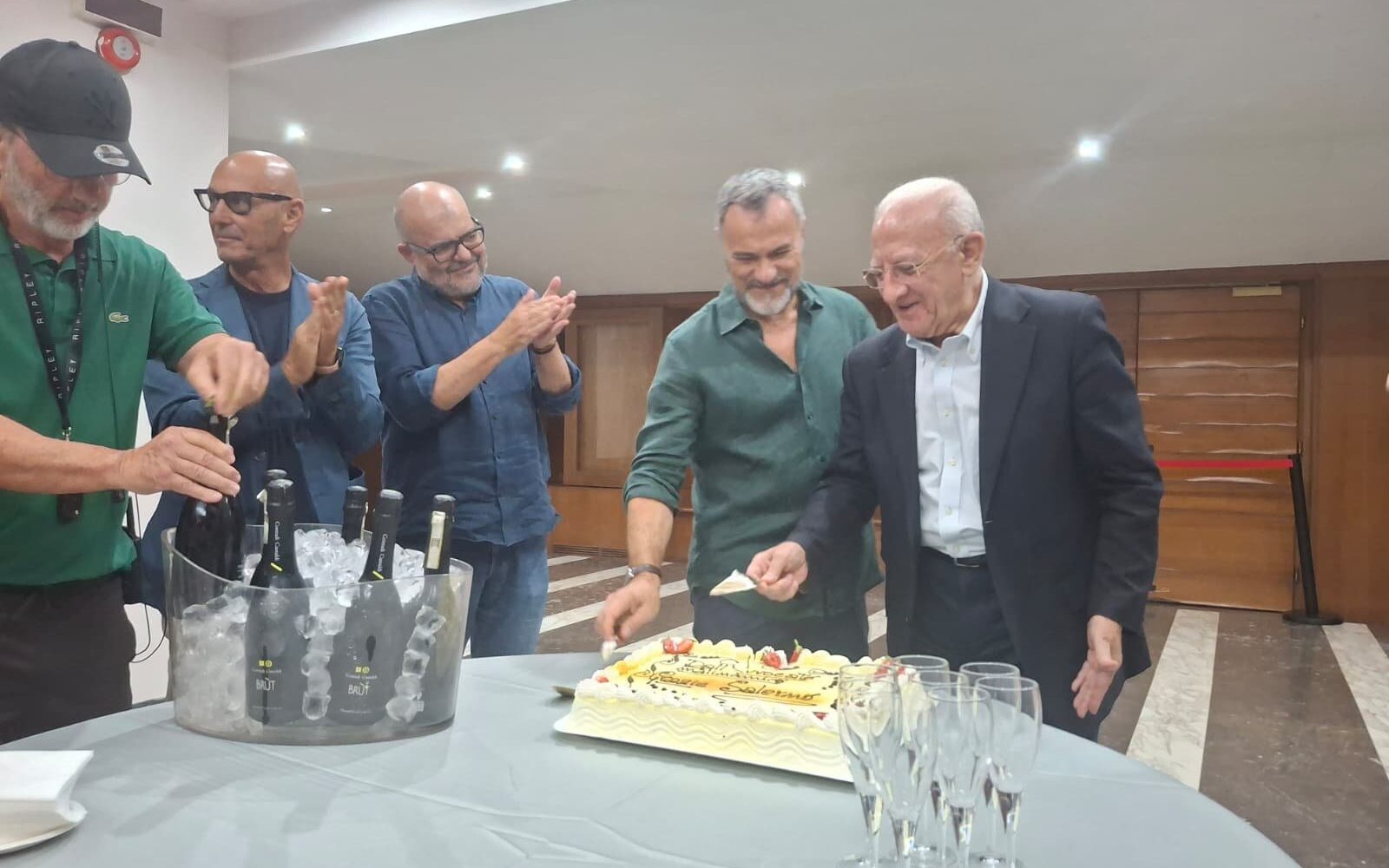 Il sindaco De Luca ringrazia l’attore Gallo e la troupe de L’Avvocato Malinconico per l’impegno a Salerno