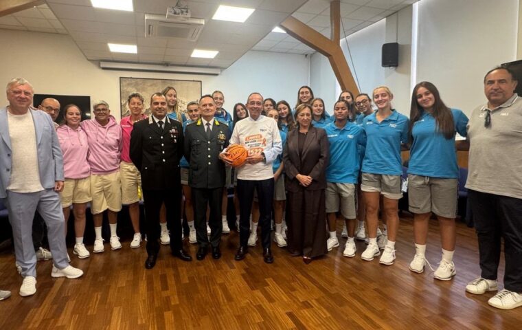PB63 Battipaglia lancia messaggio contro la violenza sulle donne con maglia consegnata in Prefettura
