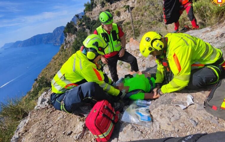 Escursionista di 77 anni ferita sul Sentiero degli Dei, soccorsa con elisoccorso