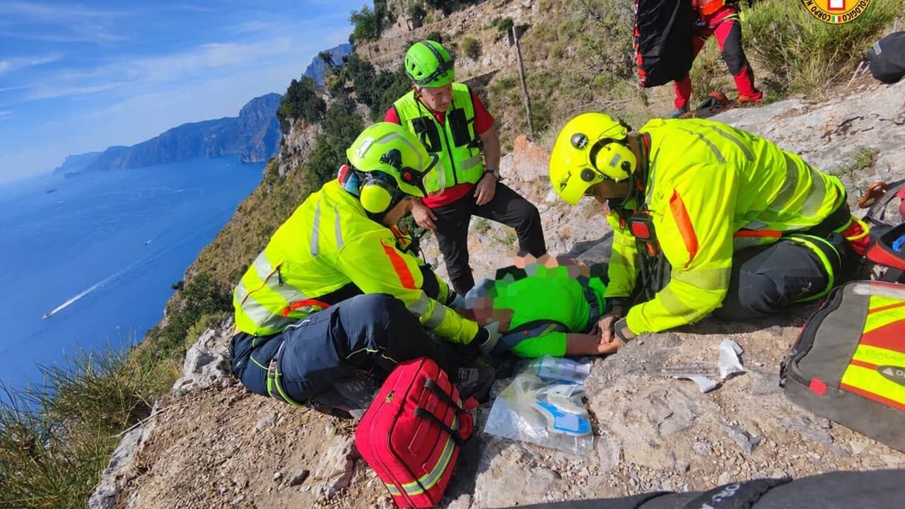Escursionista di 77 anni ferita sul Sentiero degli Dei, soccorsa con elisoccorso