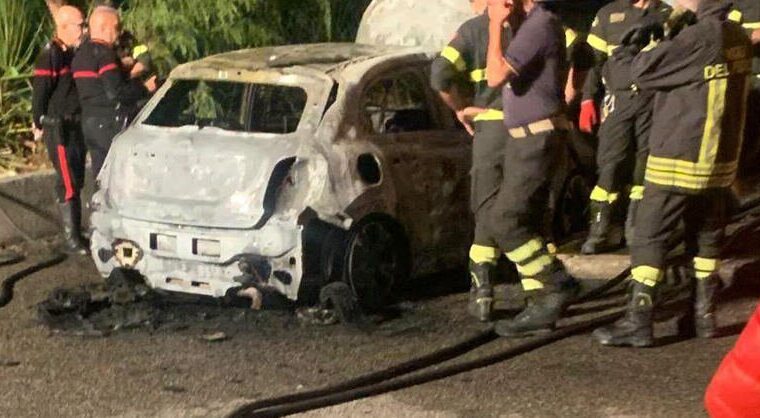 Incendio distrugge auto e furgone a Eboli, indagini per accertare origine dolosa