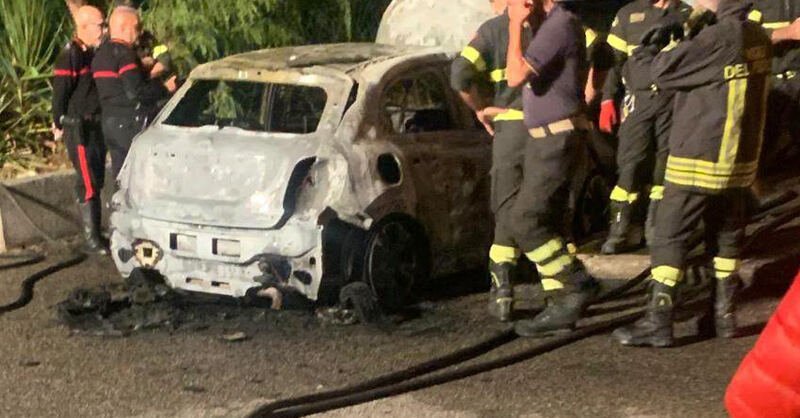 Incendio distrugge auto e furgone a Eboli, indagini per accertare origine dolosa