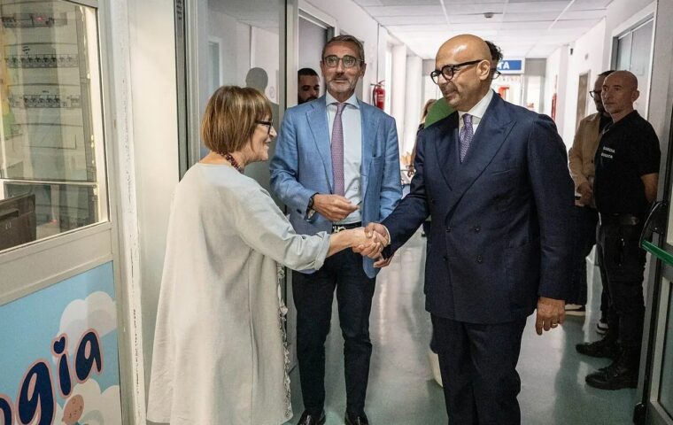 Umberto Pagano consegna body neonatali all’ospedale di Salerno
