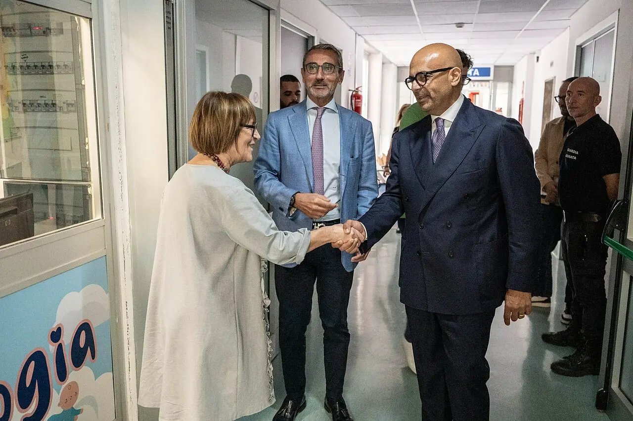 Umberto Pagano consegna body neonatali all’ospedale di Salerno