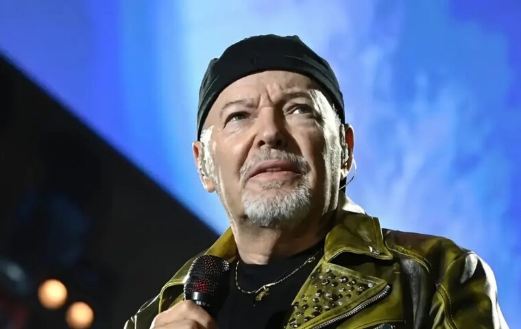 Vasco Rossi riceve il dottorato honoris causa a porte chiuse all’Università di Salerno