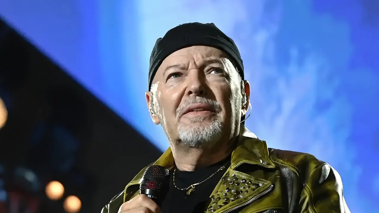 Vasco Rossi riceve il dottorato honoris causa a porte chiuse all’Università di Salerno