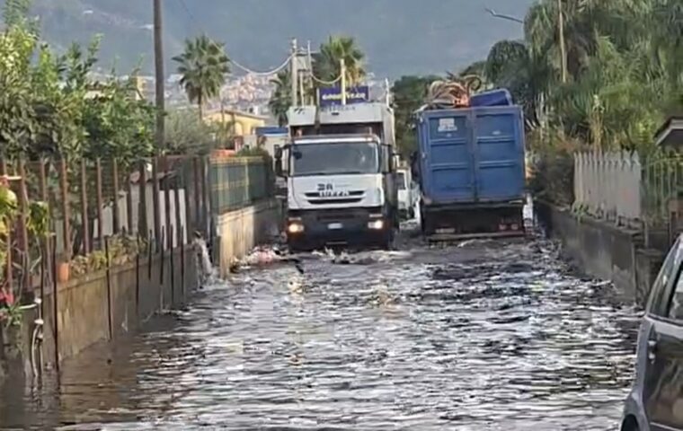 Acqua e liquami in strada ad Angri: emergenza dopo la pioggia a Avagliana