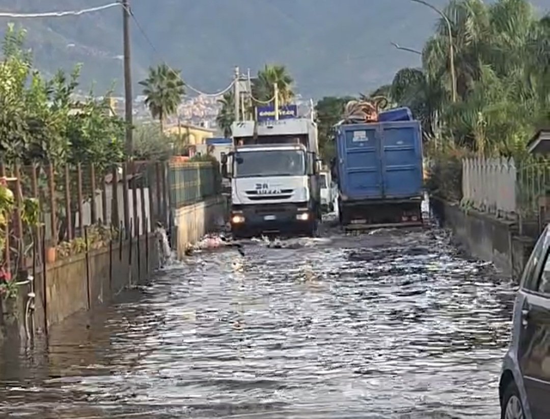 Acqua e liquami in strada ad Angri: emergenza dopo la pioggia a Avagliana
