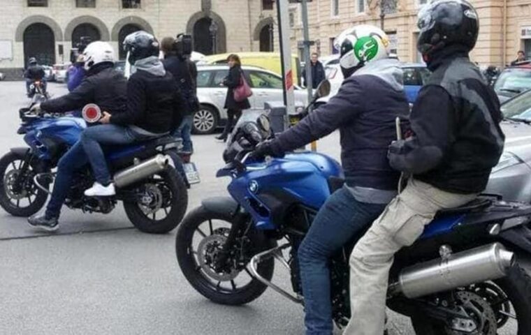 Salerno, 26enne già ai domiciliari arrestato per spaccio dopo aver lanciato involucro con droga dalla finestra