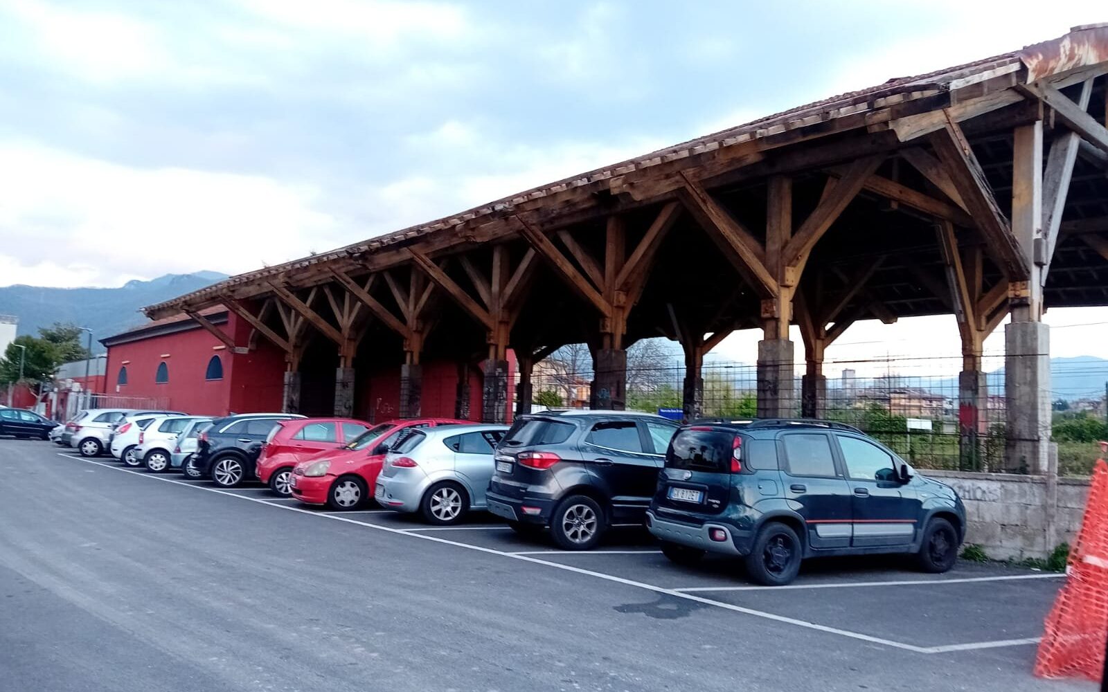 Demolizione tettoia storica stazione ferroviaria: ex sindaco chiede sospensione