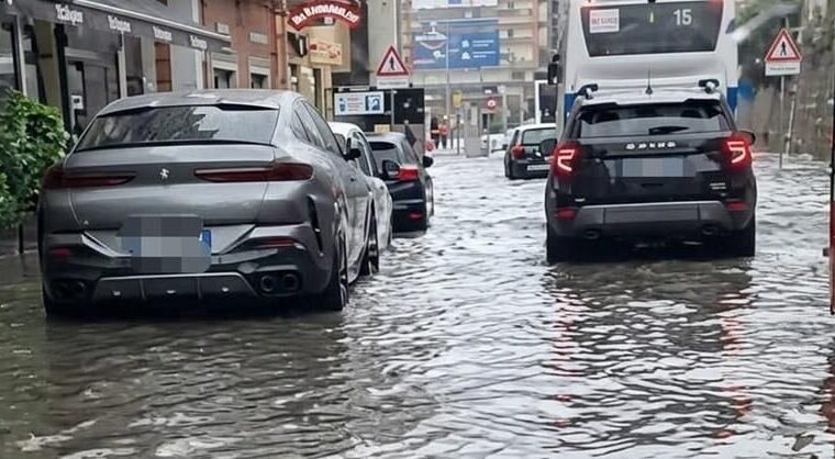 Maltempo in Campania: allagamenti a Salerno, Vigili del Fuoco in azione