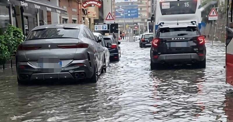 Maltempo in Campania: allagamenti a Salerno, Vigili del Fuoco in azione
