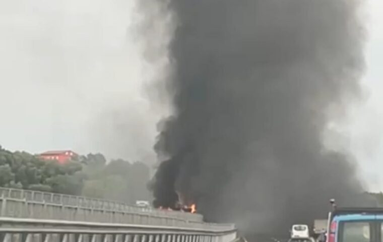 Camion precipita da viadotto e prende fuoco a Sicignano degli Alburni: morto il conducente