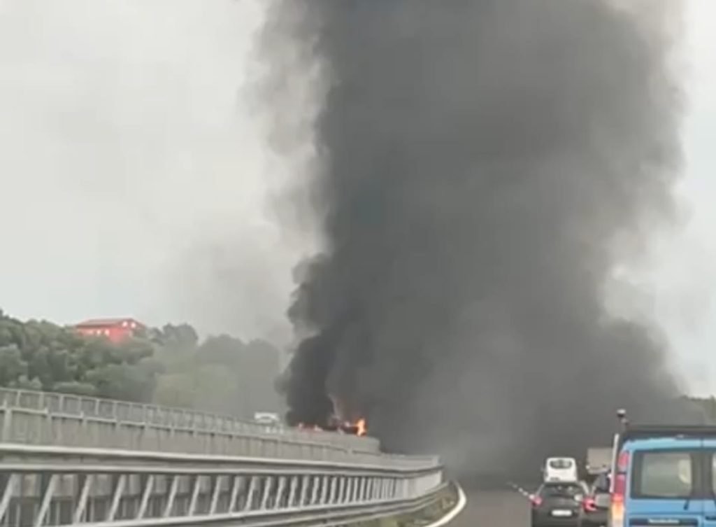 Camion precipita da viadotto e prende fuoco a Sicignano degli Alburni: morto il conducente