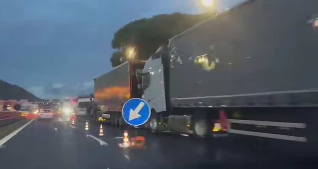 Protesta autotrasportatori, Salerno in tilt: code e distributori a secco tra A30 e A2